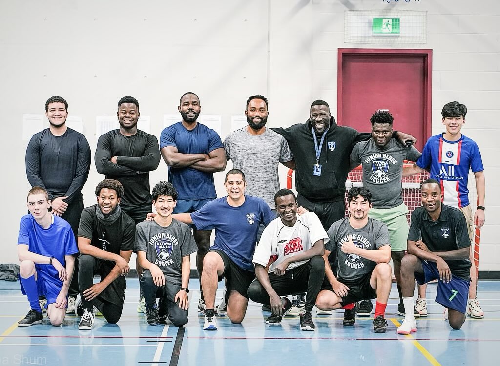 L'équipe de soccer des Blues avec leurs entraineurs.