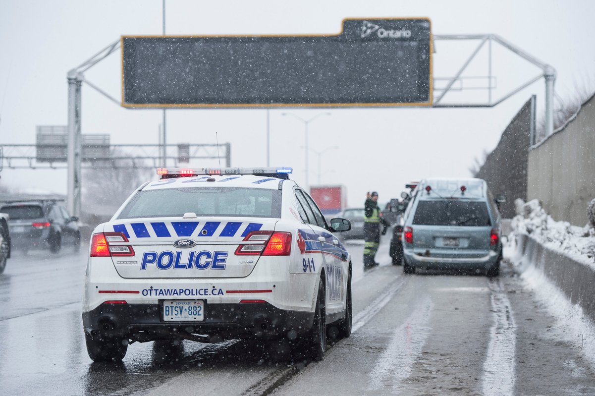 Voiture de police garée derrière une dépanneuse