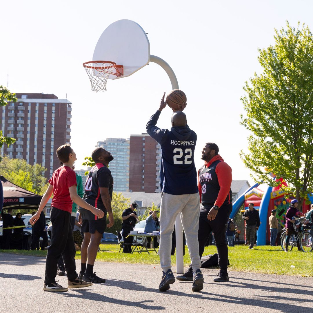 Les Hoopstars de la police d'Ottawa jouent au basket avec des membres de la communauté